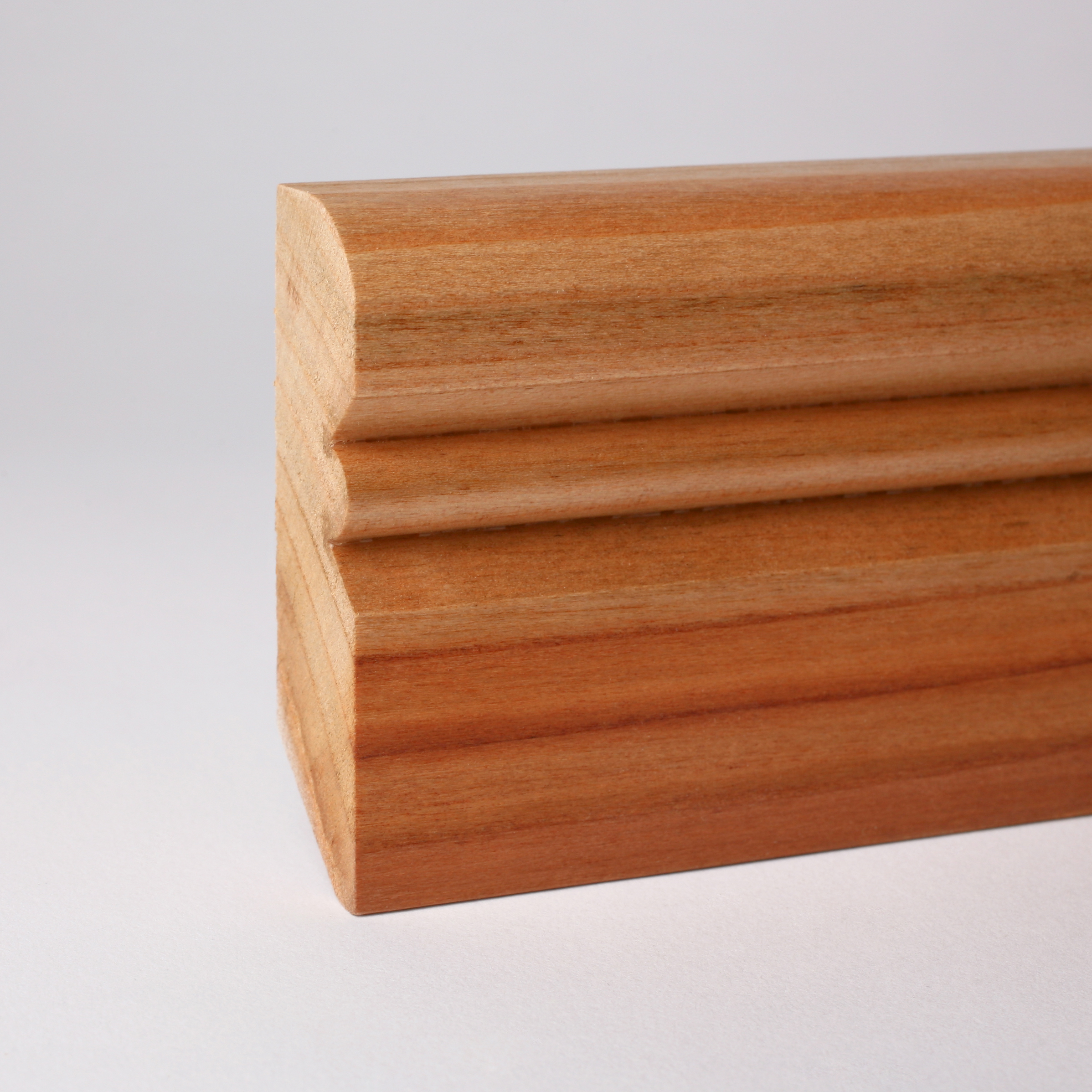 Massivholz-Sockelleiste Alt Reno Profil 60mm - Kirsche gelackt
