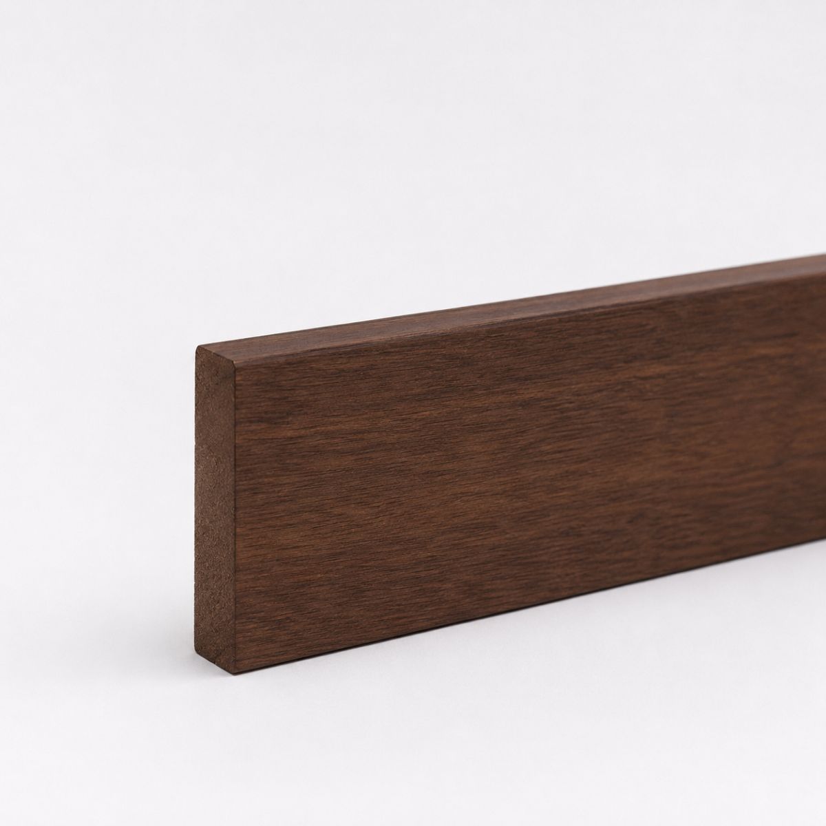 11.5 lfm Massivholz-Sockelleisten gefast 60 x 16 mm - Nussbaum geölt