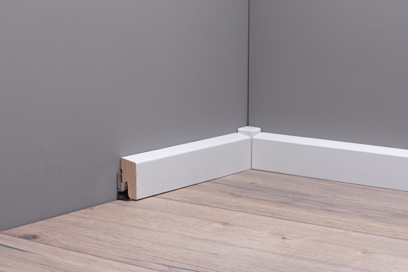 Massivholz Sockelleiste 40 mm abgeschrägt - Weiß - RAL 9010