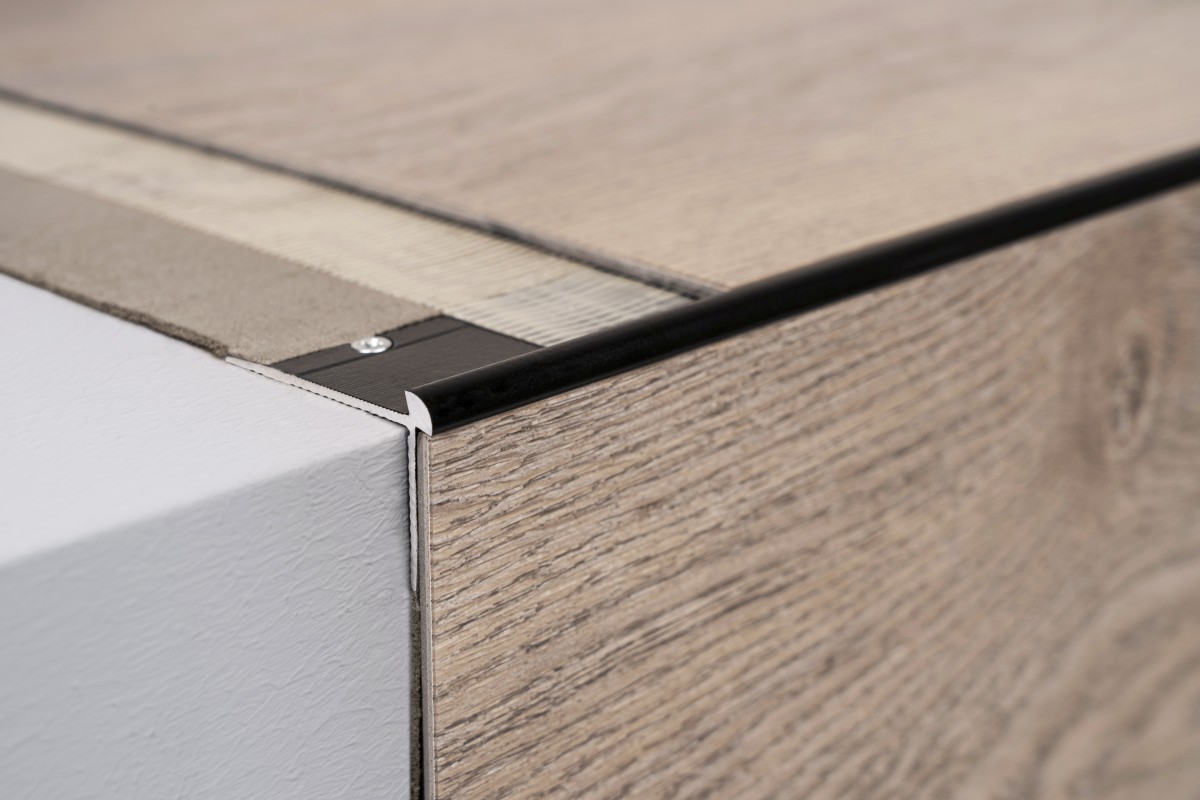 Treppenkantenprofil für 3mm Beläge Schwarz pulverbeschichtet - 2,50 m *B-Ware*